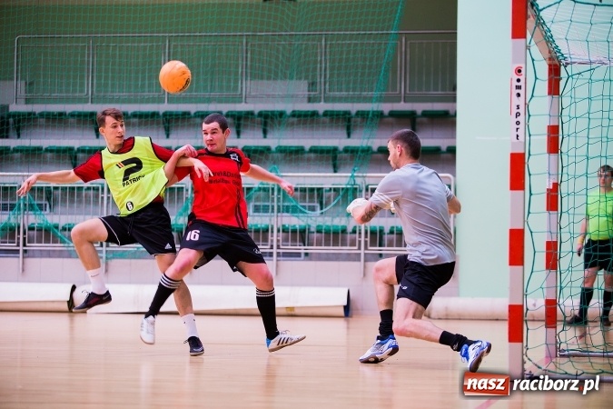 Zdjęcie w galerii na portalu naszraciborz.pl: Piątkowy wieczór z Halową Ligą Piłki Nożnej wiadomości z regionu