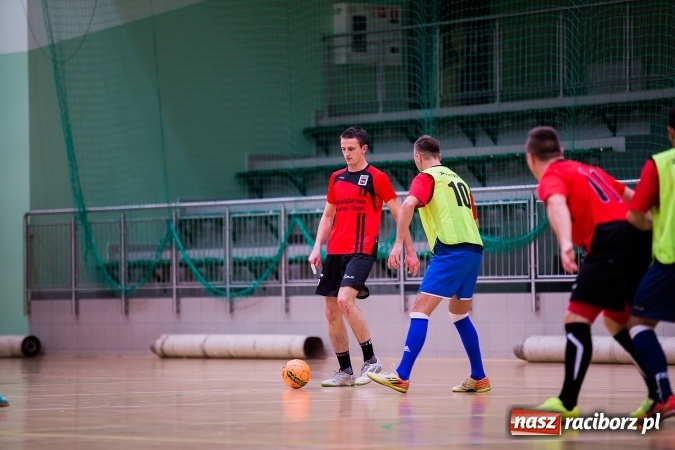 Zdjęcie w galerii na portalu naszraciborz.pl: Piątkowy wieczór z Halową Ligą Piłki Nożnej wiadomości z regionu