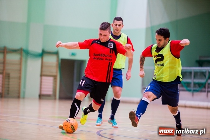 Zdjęcie w galerii na portalu naszraciborz.pl: Piątkowy wieczór z Halową Ligą Piłki Nożnej wiadomości z regionu