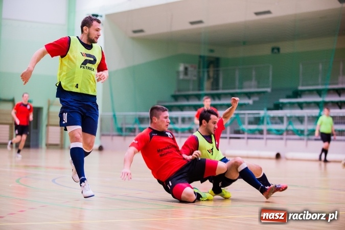 Zdjęcie w galerii na portalu naszraciborz.pl: Piątkowy wieczór z Halową Ligą Piłki Nożnej wiadomości z regionu