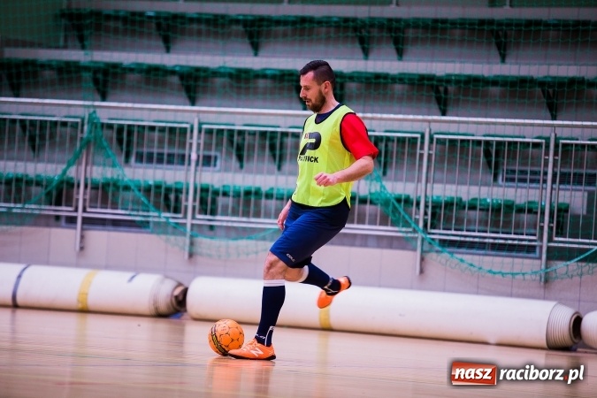 Zdjęcie w galerii na portalu naszraciborz.pl: Piątkowy wieczór z Halową Ligą Piłki Nożnej wiadomości z regionu