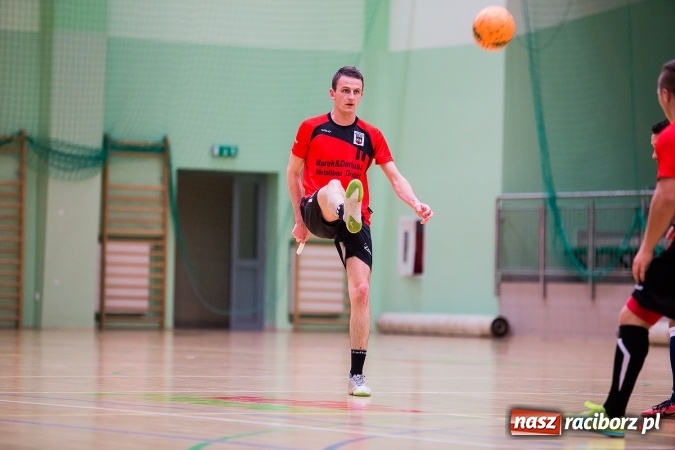 Zdjęcie w galerii na portalu naszraciborz.pl: Piątkowy wieczór z Halową Ligą Piłki Nożnej wiadomości z regionu