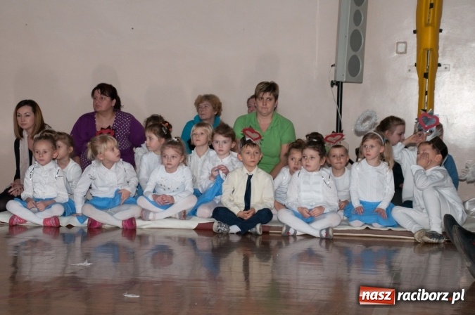 Zdjęcie w galerii na portalu naszraciborz.pl: Maleńka przyszła Miłość... do przedszkola w Markowicach wiadomości z regionu