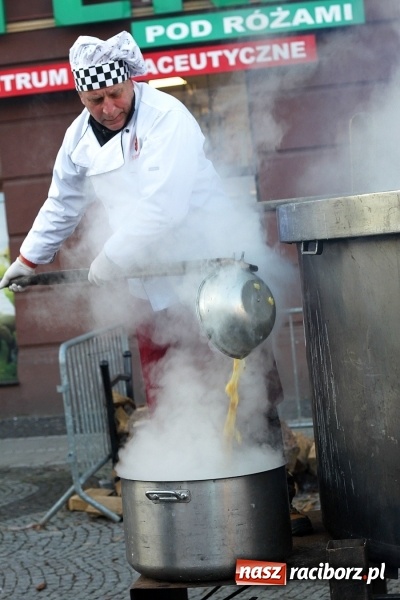 Zdjęcie w galerii na portalu naszraciborz.pl: Żurku megagarnek, czyli jarmarkowa degustacja na raciborskim Rynku wiadomości z regionu