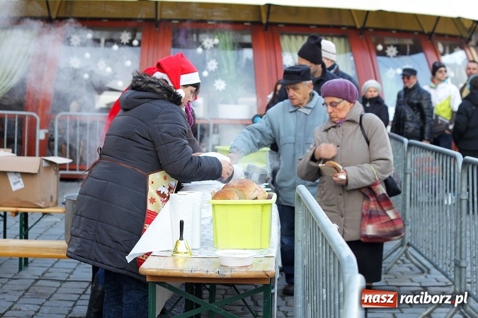 Zdjęcie w galerii na portalu naszraciborz.pl: Żurku megagarnek, czyli jarmarkowa degustacja na raciborskim Rynku wiadomości z regionu