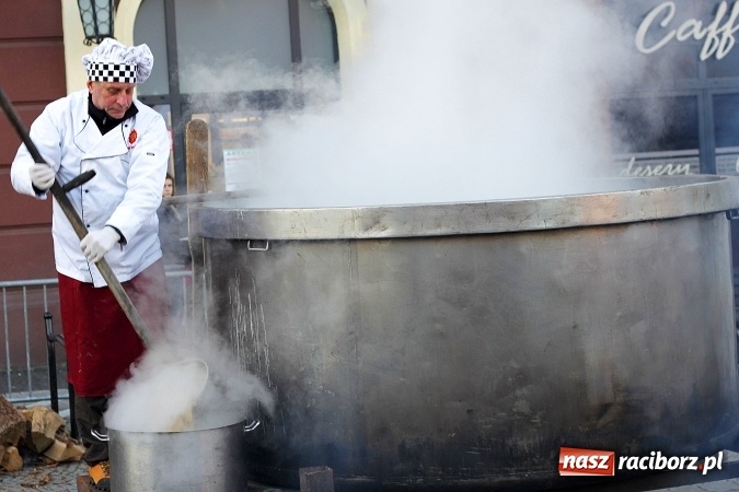 Zdjęcie w galerii na portalu naszraciborz.pl: Żurku megagarnek, czyli jarmarkowa degustacja na raciborskim Rynku wiadomości z regionu