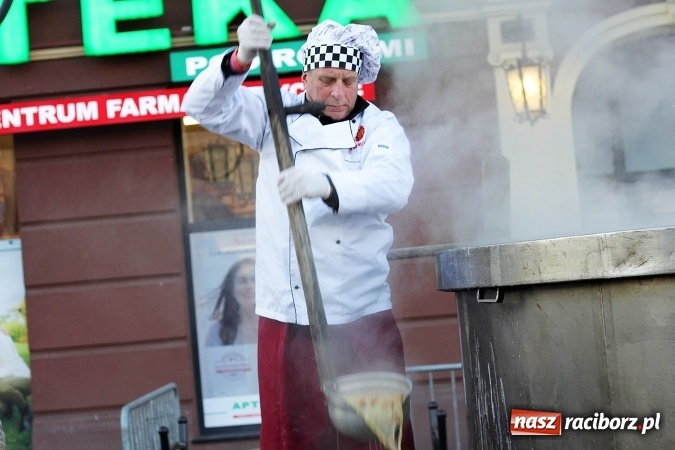 Zdjęcie w galerii na portalu naszraciborz.pl: Żurku megagarnek, czyli jarmarkowa degustacja na raciborskim Rynku wiadomości z regionu