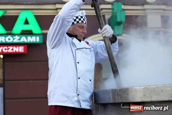 Zdjęcie w galerii na portalu naszraciborz.pl: Żurku megagarnek, czyli jarmarkowa degustacja na raciborskim Rynku wiadomości z regionu