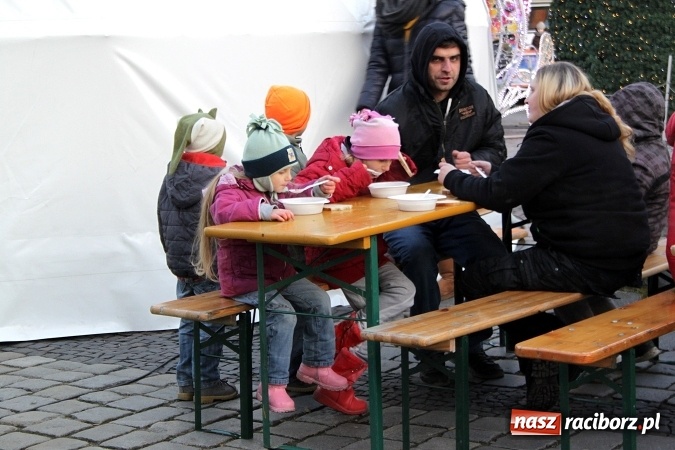 Zdjęcie w galerii na portalu naszraciborz.pl: Żurku megagarnek, czyli jarmarkowa degustacja na raciborskim Rynku wiadomości z regionu
