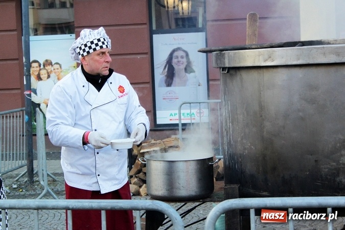 Zdjęcie w galerii na portalu naszraciborz.pl: Żurku megagarnek, czyli jarmarkowa degustacja na raciborskim Rynku wiadomości z regionu
