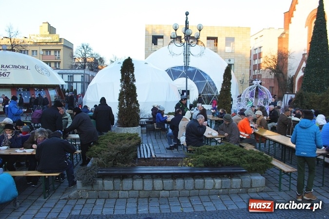 Zdjęcie w galerii na portalu naszraciborz.pl: Żurku megagarnek, czyli jarmarkowa degustacja na raciborskim Rynku wiadomości z regionu