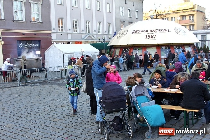 Zdjęcie w galerii na portalu naszraciborz.pl: Żurku megagarnek, czyli jarmarkowa degustacja na raciborskim Rynku wiadomości z regionu
