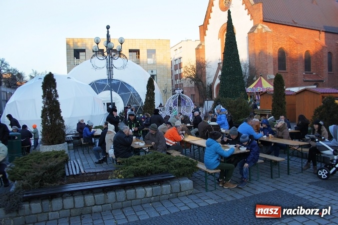 Zdjęcie w galerii na portalu naszraciborz.pl: Żurku megagarnek, czyli jarmarkowa degustacja na raciborskim Rynku wiadomości z regionu