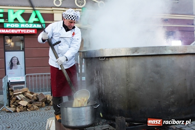 Zdjęcie w galerii na portalu naszraciborz.pl: Żurku megagarnek, czyli jarmarkowa degustacja na raciborskim Rynku wiadomości z regionu