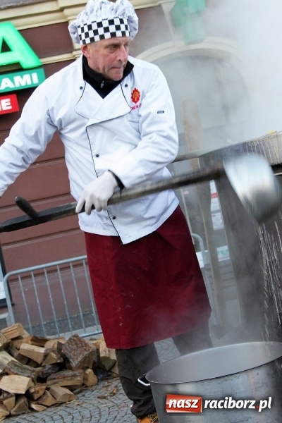 Zdjęcie w galerii na portalu naszraciborz.pl: Żurku megagarnek, czyli jarmarkowa degustacja na raciborskim Rynku wiadomości z regionu