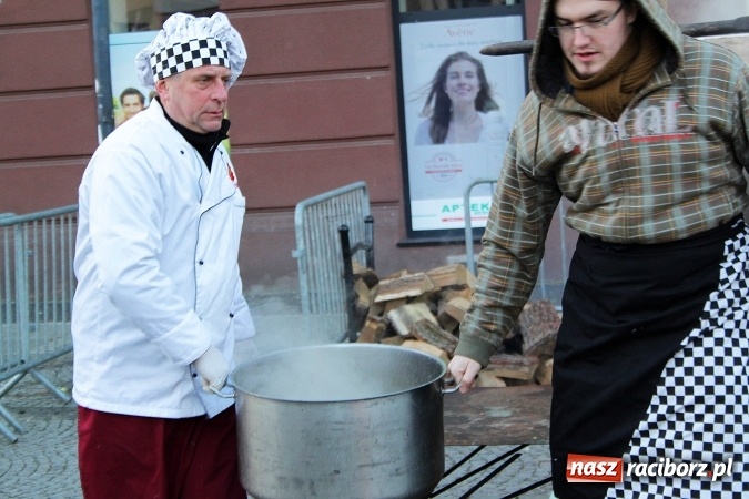 Zdjęcie w galerii na portalu naszraciborz.pl: Żurku megagarnek, czyli jarmarkowa degustacja na raciborskim Rynku wiadomości z regionu