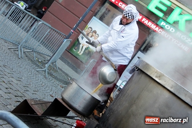 Zdjęcie w galerii na portalu naszraciborz.pl: Żurku megagarnek, czyli jarmarkowa degustacja na raciborskim Rynku wiadomości z regionu