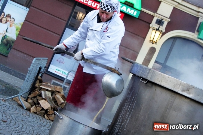 Zdjęcie w galerii na portalu naszraciborz.pl: Żurku megagarnek, czyli jarmarkowa degustacja na raciborskim Rynku wiadomości z regionu