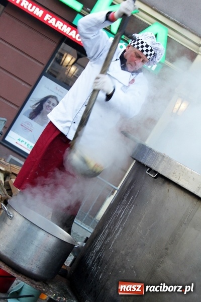 Zdjęcie w galerii na portalu naszraciborz.pl: Żurku megagarnek, czyli jarmarkowa degustacja na raciborskim Rynku wiadomości z regionu