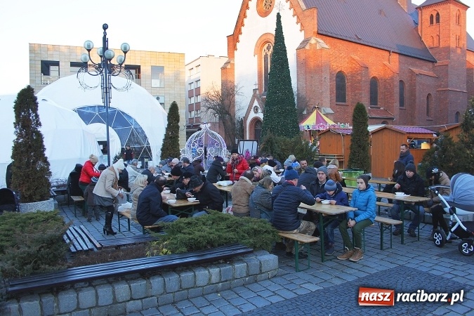 Zdjęcie w galerii na portalu naszraciborz.pl: Żurku megagarnek, czyli jarmarkowa degustacja na raciborskim Rynku wiadomości z regionu