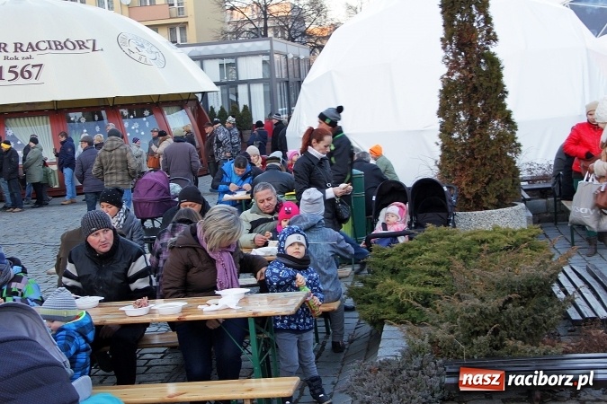 Zdjęcie w galerii na portalu naszraciborz.pl: Żurku megagarnek, czyli jarmarkowa degustacja na raciborskim Rynku wiadomości z regionu