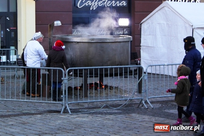 Zdjęcie w galerii na portalu naszraciborz.pl: Żurku megagarnek, czyli jarmarkowa degustacja na raciborskim Rynku wiadomości z regionu