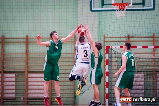 Zdjęcie w galerii na portalu naszraciborz.pl: Ważne zwycięstwo raciborskich koszykarzy. Gliwiczanie pokonani. 33 punkty Emila Szweda wiadomości z regionu