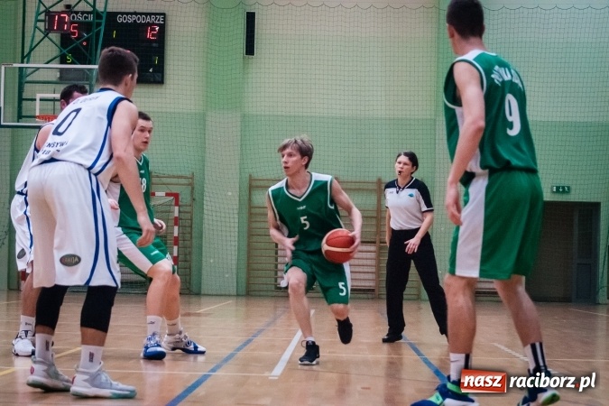 Zdjęcie w galerii na portalu naszraciborz.pl: Ważne zwycięstwo raciborskich koszykarzy. Gliwiczanie pokonani. 33 punkty Emila Szweda wiadomości z regionu