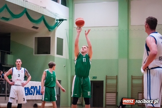 Zdjęcie w galerii na portalu naszraciborz.pl: Ważne zwycięstwo raciborskich koszykarzy. Gliwiczanie pokonani. 33 punkty Emila Szweda wiadomości z regionu