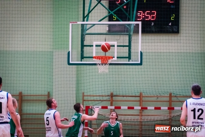 Zdjęcie w galerii na portalu naszraciborz.pl: Ważne zwycięstwo raciborskich koszykarzy. Gliwiczanie pokonani. 33 punkty Emila Szweda wiadomości z regionu