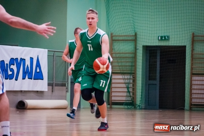 Zdjęcie w galerii na portalu naszraciborz.pl: Ważne zwycięstwo raciborskich koszykarzy. Gliwiczanie pokonani. 33 punkty Emila Szweda wiadomości z regionu