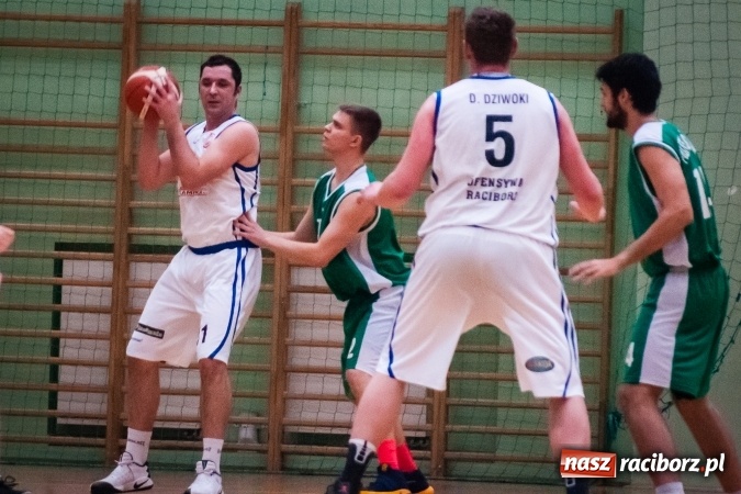 Zdjęcie w galerii na portalu naszraciborz.pl: Ważne zwycięstwo raciborskich koszykarzy. Gliwiczanie pokonani. 33 punkty Emila Szweda wiadomości z regionu