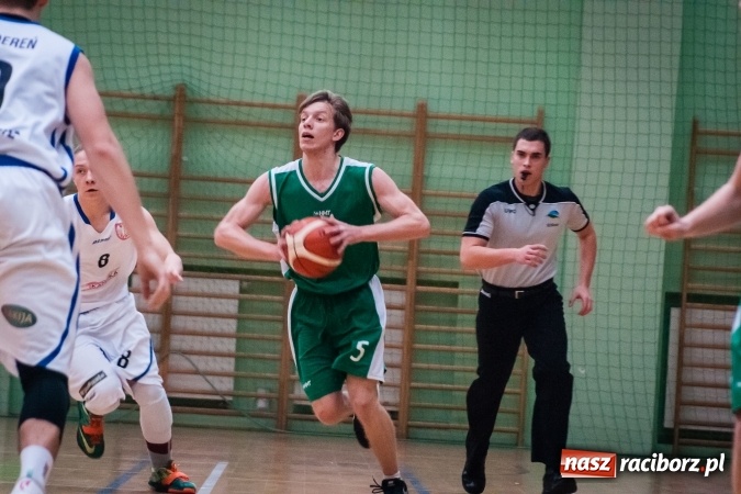 Zdjęcie w galerii na portalu naszraciborz.pl: Ważne zwycięstwo raciborskich koszykarzy. Gliwiczanie pokonani. 33 punkty Emila Szweda wiadomości z regionu
