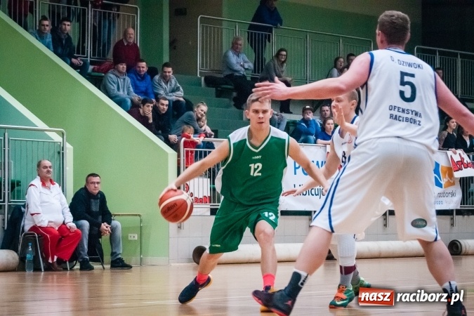 Zdjęcie w galerii na portalu naszraciborz.pl: Ważne zwycięstwo raciborskich koszykarzy. Gliwiczanie pokonani. 33 punkty Emila Szweda wiadomości z regionu