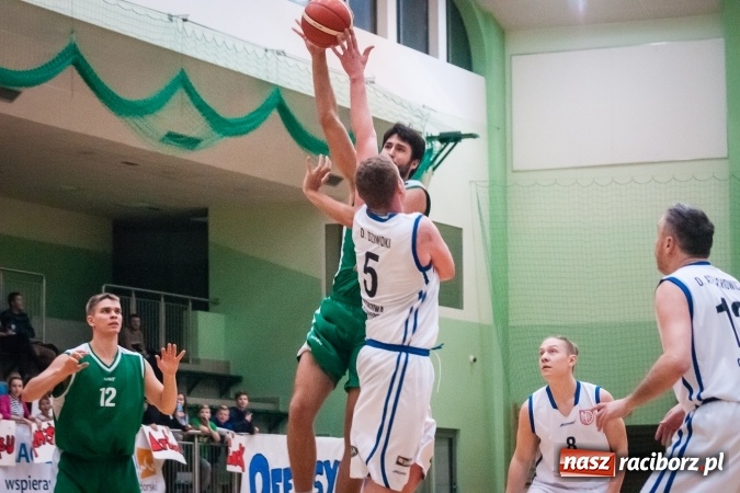 Zdjęcie w galerii na portalu naszraciborz.pl: Ważne zwycięstwo raciborskich koszykarzy. Gliwiczanie pokonani. 33 punkty Emila Szweda wiadomości z regionu