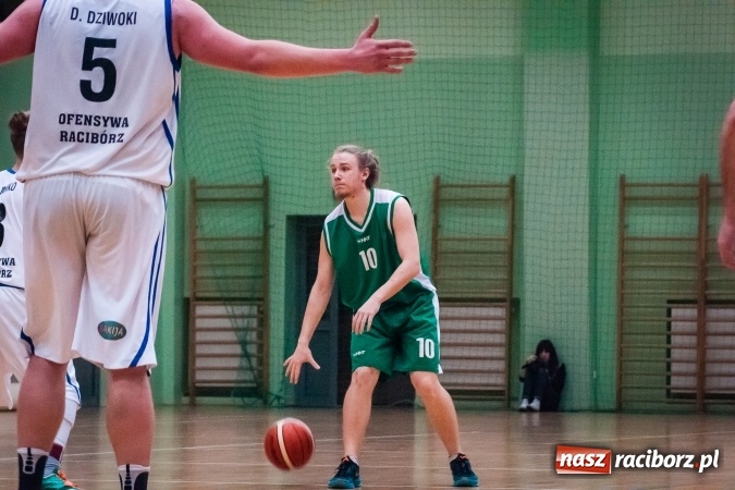 Zdjęcie w galerii na portalu naszraciborz.pl: Ważne zwycięstwo raciborskich koszykarzy. Gliwiczanie pokonani. 33 punkty Emila Szweda wiadomości z regionu