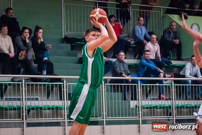Zdjęcie w galerii na portalu naszraciborz.pl: Ważne zwycięstwo raciborskich koszykarzy. Gliwiczanie pokonani. 33 punkty Emila Szweda wiadomości z regionu