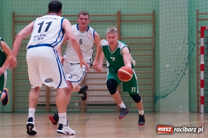Zdjęcie w galerii na portalu naszraciborz.pl: Ważne zwycięstwo raciborskich koszykarzy. Gliwiczanie pokonani. 33 punkty Emila Szweda wiadomości z regionu