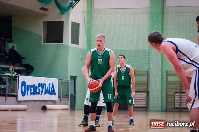 Zdjęcie w galerii na portalu naszraciborz.pl: Ważne zwycięstwo raciborskich koszykarzy. Gliwiczanie pokonani. 33 punkty Emila Szweda wiadomości z regionu