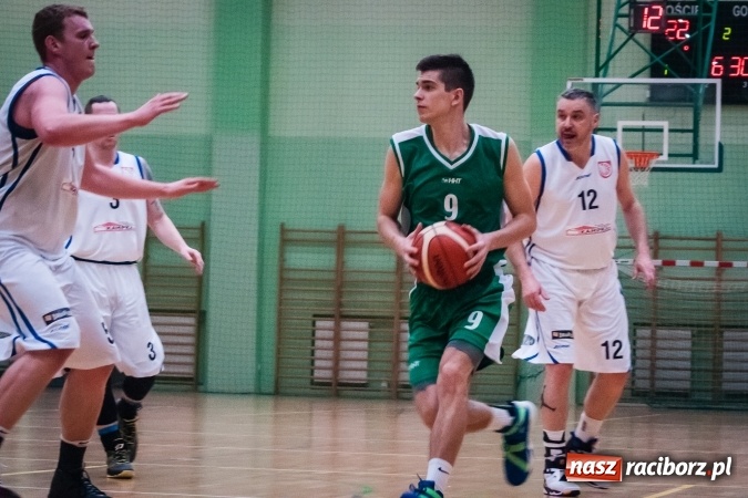 Zdjęcie w galerii na portalu naszraciborz.pl: Ważne zwycięstwo raciborskich koszykarzy. Gliwiczanie pokonani. 33 punkty Emila Szweda wiadomości z regionu