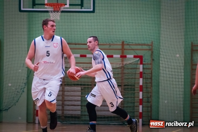 Zdjęcie w galerii na portalu naszraciborz.pl: Ważne zwycięstwo raciborskich koszykarzy. Gliwiczanie pokonani. 33 punkty Emila Szweda wiadomości z regionu