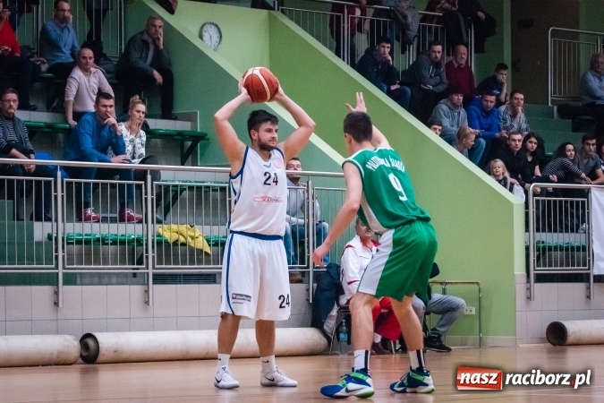Zdjęcie w galerii na portalu naszraciborz.pl: Ważne zwycięstwo raciborskich koszykarzy. Gliwiczanie pokonani. 33 punkty Emila Szweda wiadomości z regionu
