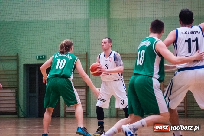 Zdjęcie w galerii na portalu naszraciborz.pl: Ważne zwycięstwo raciborskich koszykarzy. Gliwiczanie pokonani. 33 punkty Emila Szweda wiadomości z regionu