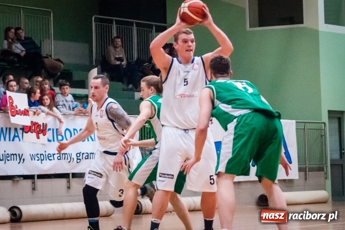 Zdjęcie w galerii na portalu naszraciborz.pl: Ważne zwycięstwo raciborskich koszykarzy. Gliwiczanie pokonani. 33 punkty Emila Szweda wiadomości z regionu