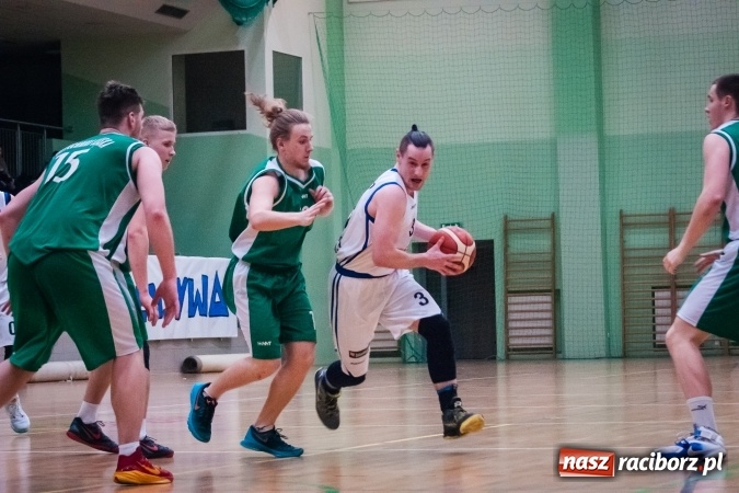 Zdjęcie w galerii na portalu naszraciborz.pl: Ważne zwycięstwo raciborskich koszykarzy. Gliwiczanie pokonani. 33 punkty Emila Szweda wiadomości z regionu