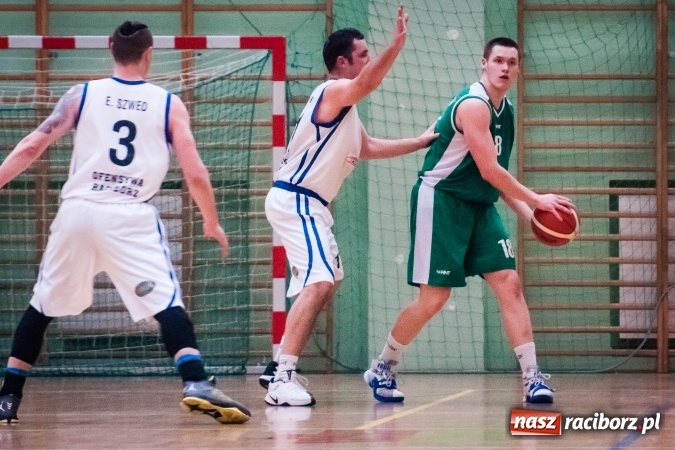 Zdjęcie w galerii na portalu naszraciborz.pl: Ważne zwycięstwo raciborskich koszykarzy. Gliwiczanie pokonani. 33 punkty Emila Szweda wiadomości z regionu