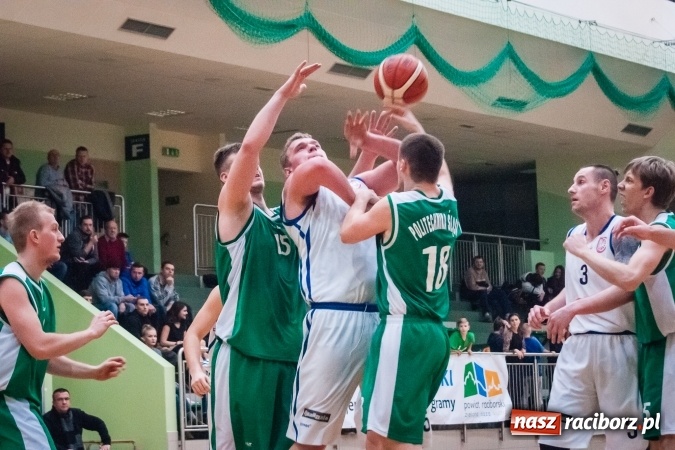 Zdjęcie w galerii na portalu naszraciborz.pl: Ważne zwycięstwo raciborskich koszykarzy. Gliwiczanie pokonani. 33 punkty Emila Szweda wiadomości z regionu