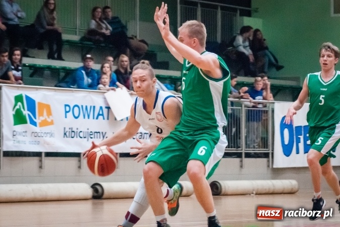 Zdjęcie w galerii na portalu naszraciborz.pl: Ważne zwycięstwo raciborskich koszykarzy. Gliwiczanie pokonani. 33 punkty Emila Szweda wiadomości z regionu