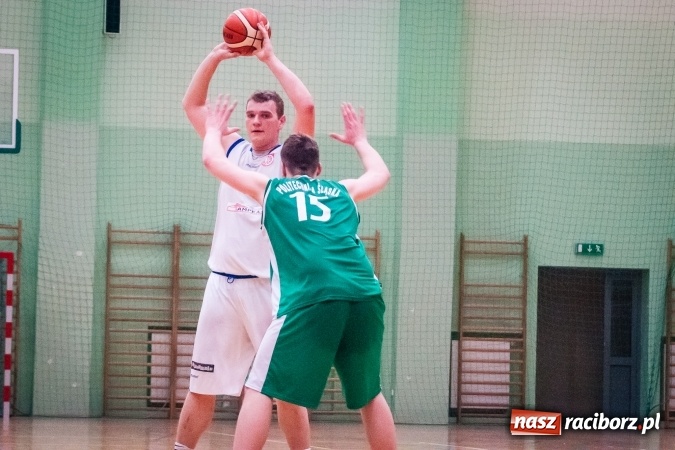 Zdjęcie w galerii na portalu naszraciborz.pl: Ważne zwycięstwo raciborskich koszykarzy. Gliwiczanie pokonani. 33 punkty Emila Szweda wiadomości z regionu