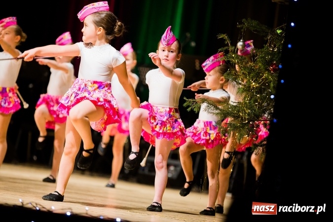 Zdjęcie w galerii na portalu naszraciborz.pl: Świąteczny koncert charytatywny Źródła w Raciborskim Centrum Kultury wiadomości z regionu